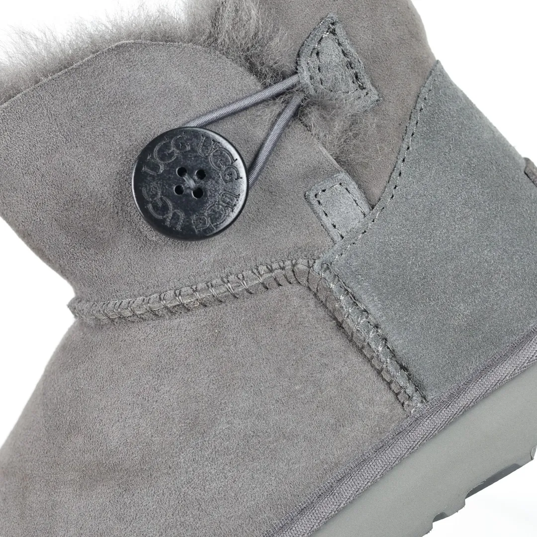 Pick up locally 💰540 The core recommendation is good price UGG basic Bailey twist style Xiaohongshu hot style Henan Longfeng leather production Sheepskin integrated top quality in the market 2-3 cm cashmere insole to keep warm in winter and a very suitable choice for home use UUG has launched a style series in the new year, which is partially geared towards the preferences of young consumers and has also moved to the forefront of fashion trends. Shoe body material Water-repellent coated suede upper 17mm UGGPURE™ implanted wool insole Lightweight non-slip comfortable rubber outsole With brand LOGO Trademark Comes with full packaging Size: 35 36 37 38 39 40